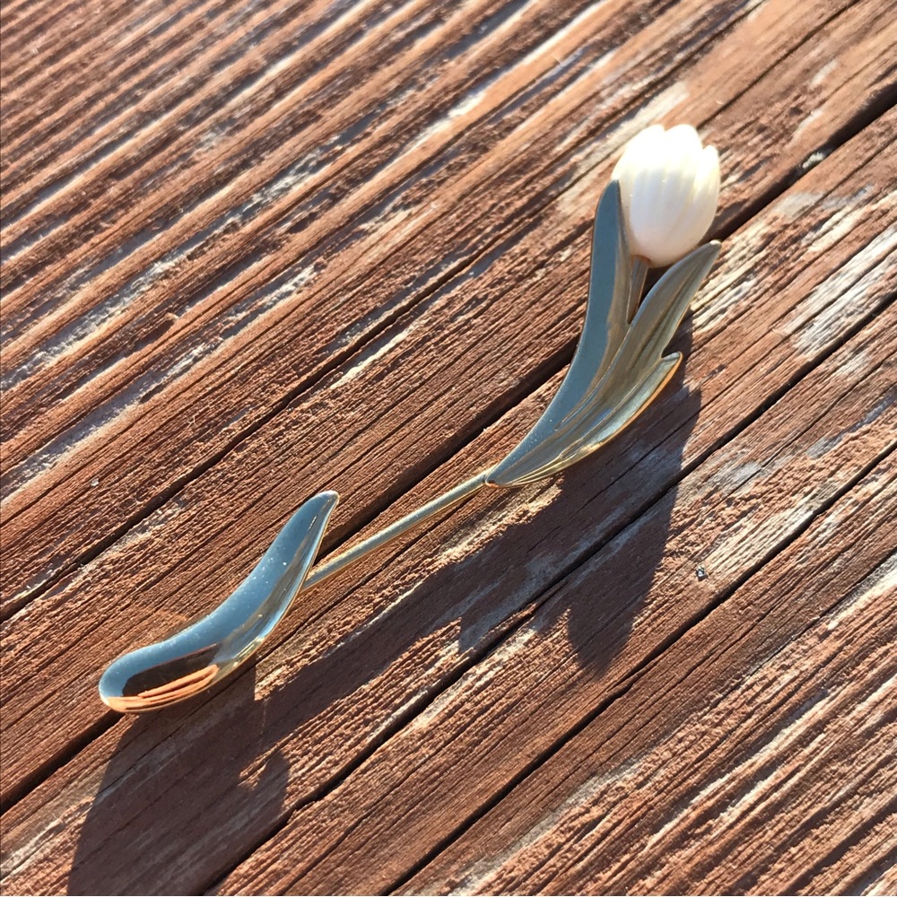 Vintage AVON "Graceful Tulip" White Flower Stick Pin